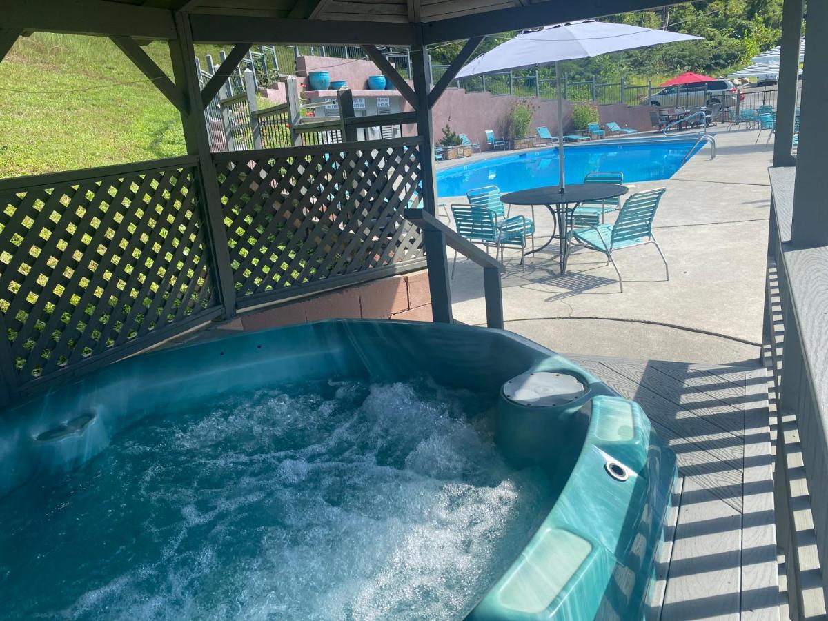 Country Town N' Suites ガトリンバーグ エクステリア 写真
