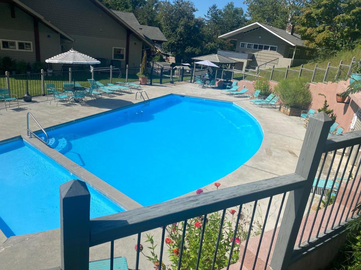 Country Town N' Suites ガトリンバーグ エクステリア 写真